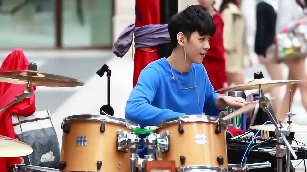 李科颖街头架子鼓演奏周杰伦阳光宅男旋律很动听