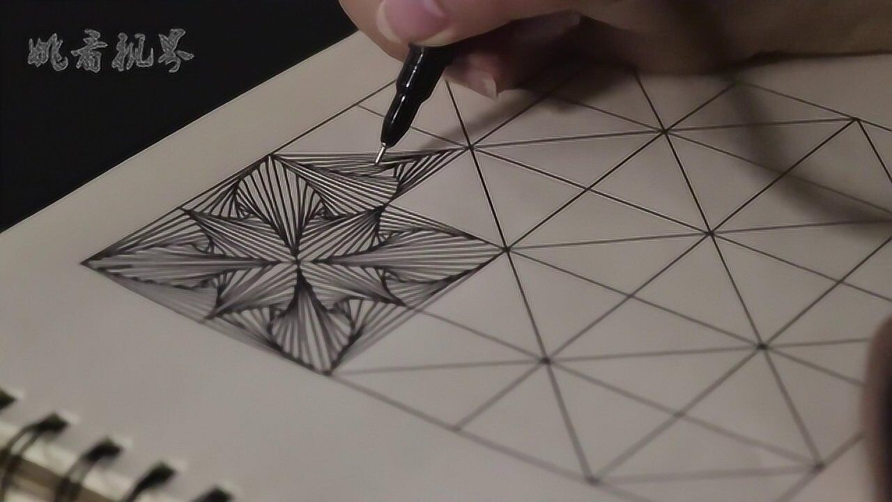 小胖妞画画,用直线画出了曲线的感觉,这波操作我给满分