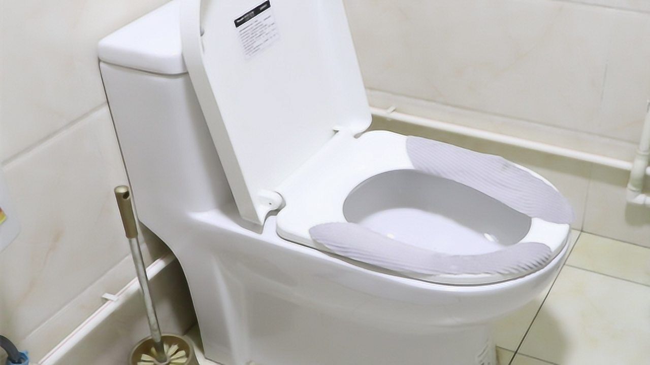 冲马桶要不要盖盖子?很多人做错了,后悔才知道,告诉家人