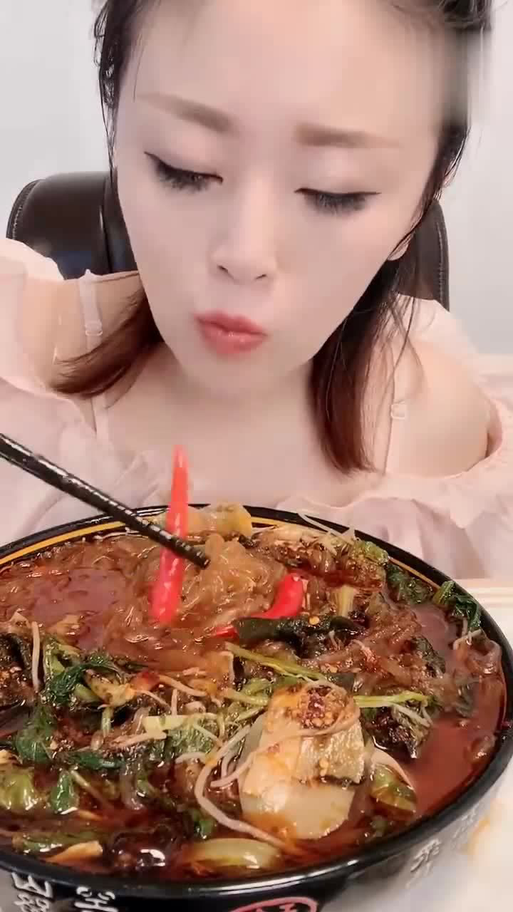 美女直播吃土豆粉,竟然放了这么多辣椒,吃得真过瘾