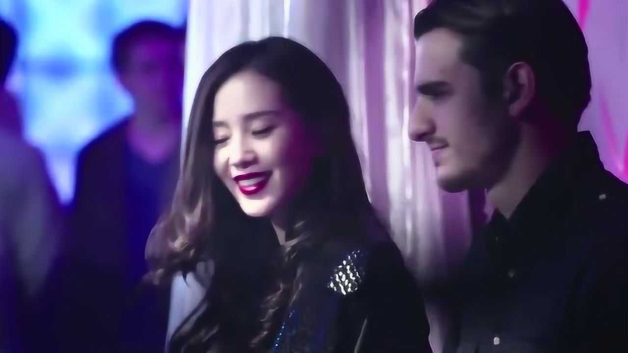 美女在酒吧突感头晕眼花，原来酒里被人下药，还被人悄悄带走_高清