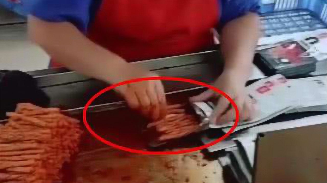 暗访“五毛辣条”制作小作坊，制作全过程曝光！看完你还敢吃吗？_高清