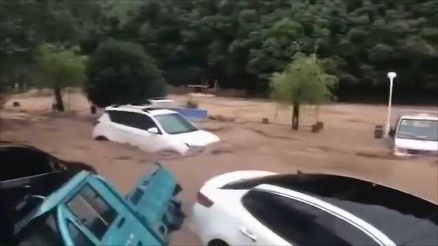 浙江磐安县突遭暴雨袭击水漫金山 停车场汽车被洪水直接冲走