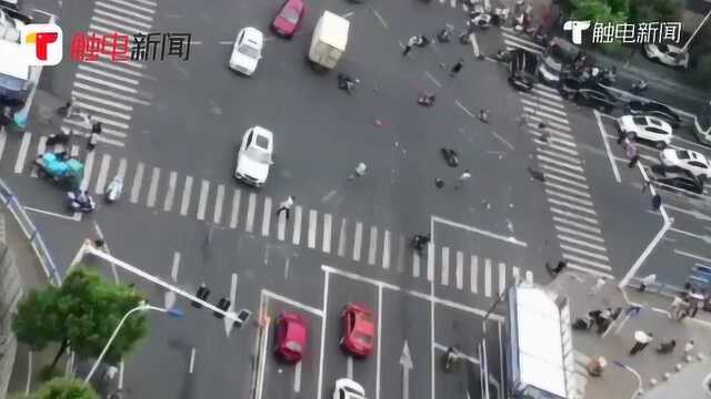 监控曝光!江苏常州奔驰连撞多车, 致3死10伤