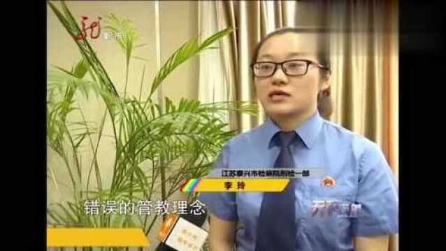 男孩偷了家里7000块钱 父亲拿竹板暴打孩子百余下