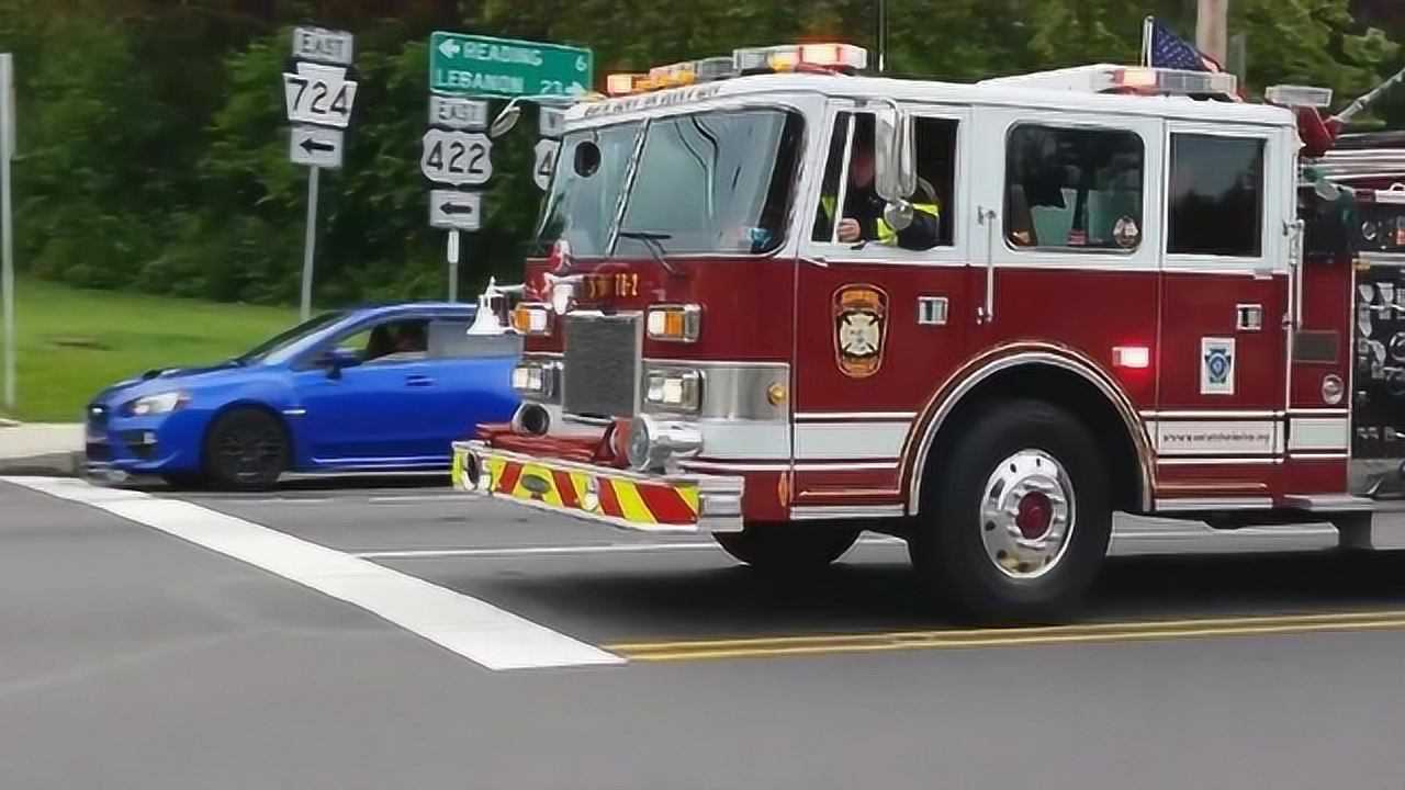 美國消防車緊急出警救援,感受一下消防車出警,緊張的氣氛吧!