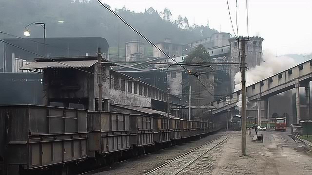 四川芭石铁道上的嘉阳小火车穿过矿区