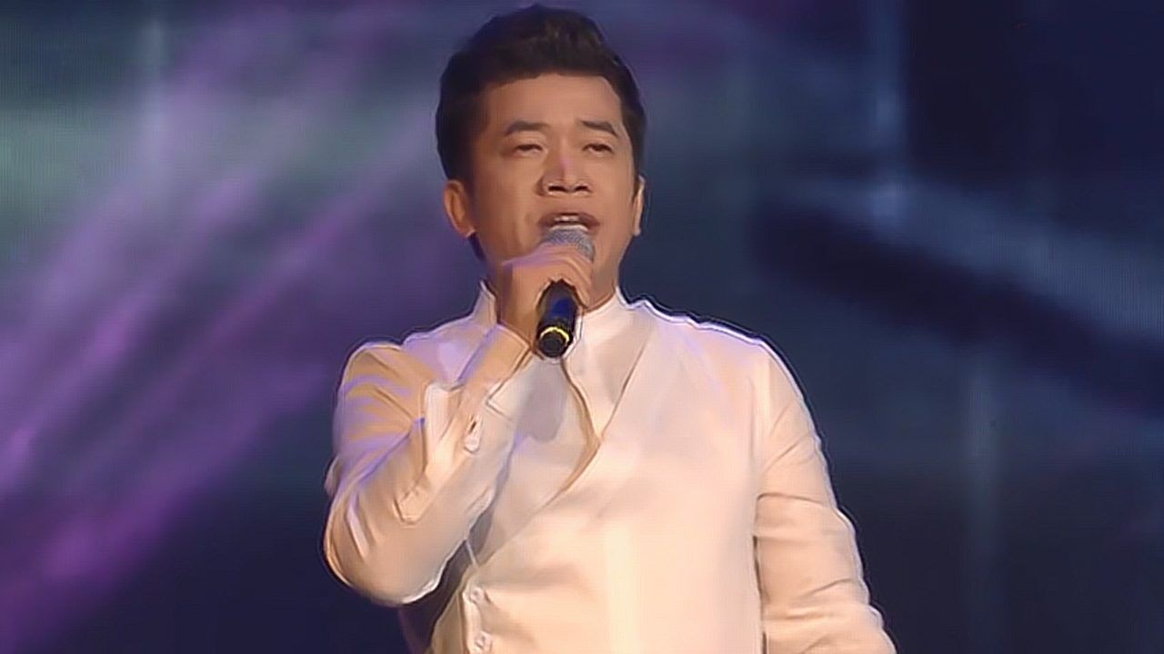 陈星西安演唱会深情献唱《伤心泪》,嗓音沧桑,歌声迷人