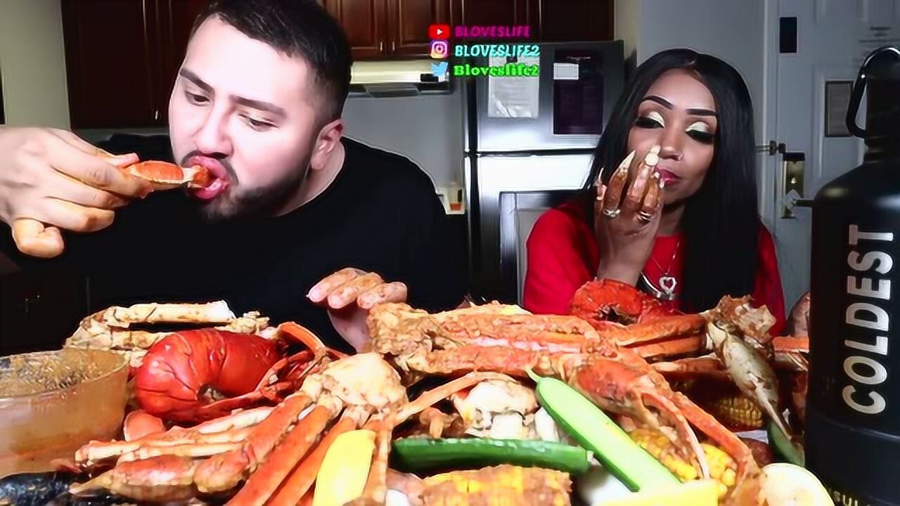 非洲土豪阿姨又吃螃蟹和龙虾,一桌堆成山吃的好过瘾