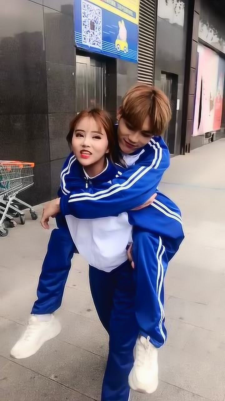 娜娜身穿学生校服,背着懒人可乐,这是新的秀恩爱方式吗?