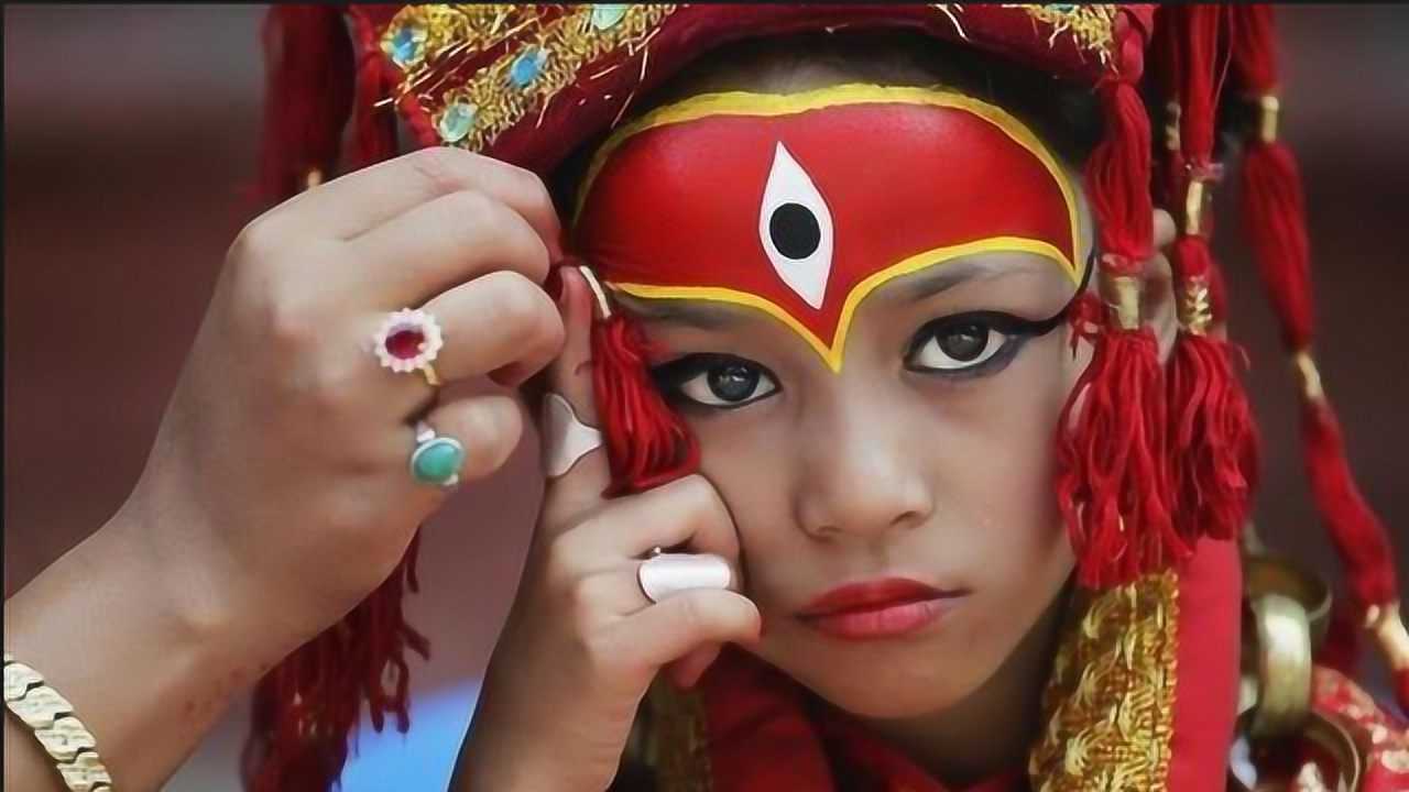 看看尼泊尔活女神从小被供奉在寺庙退位后竟无人敢娶
