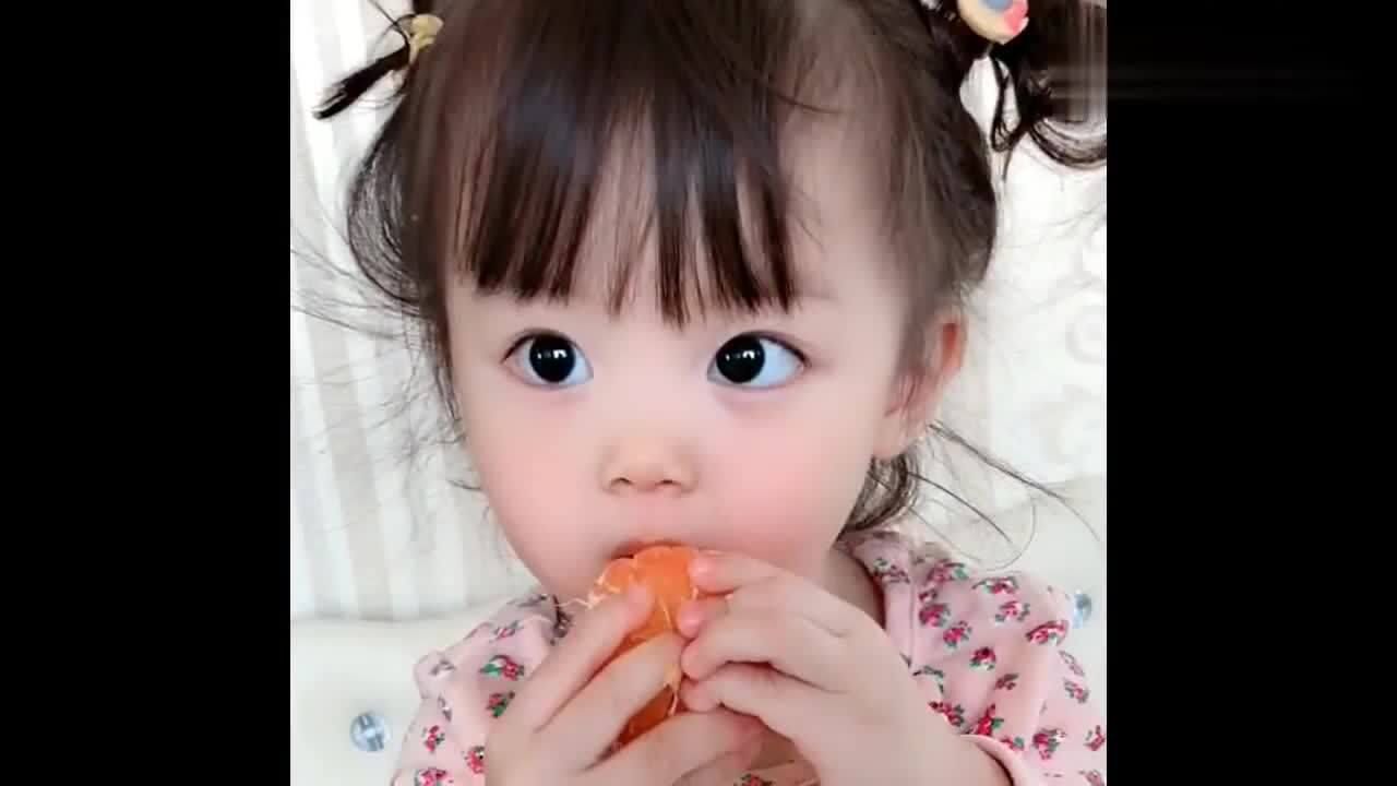 吃东西的小艾米,拿着橘子喝橘子汁,这是什么吃法,太可爱了