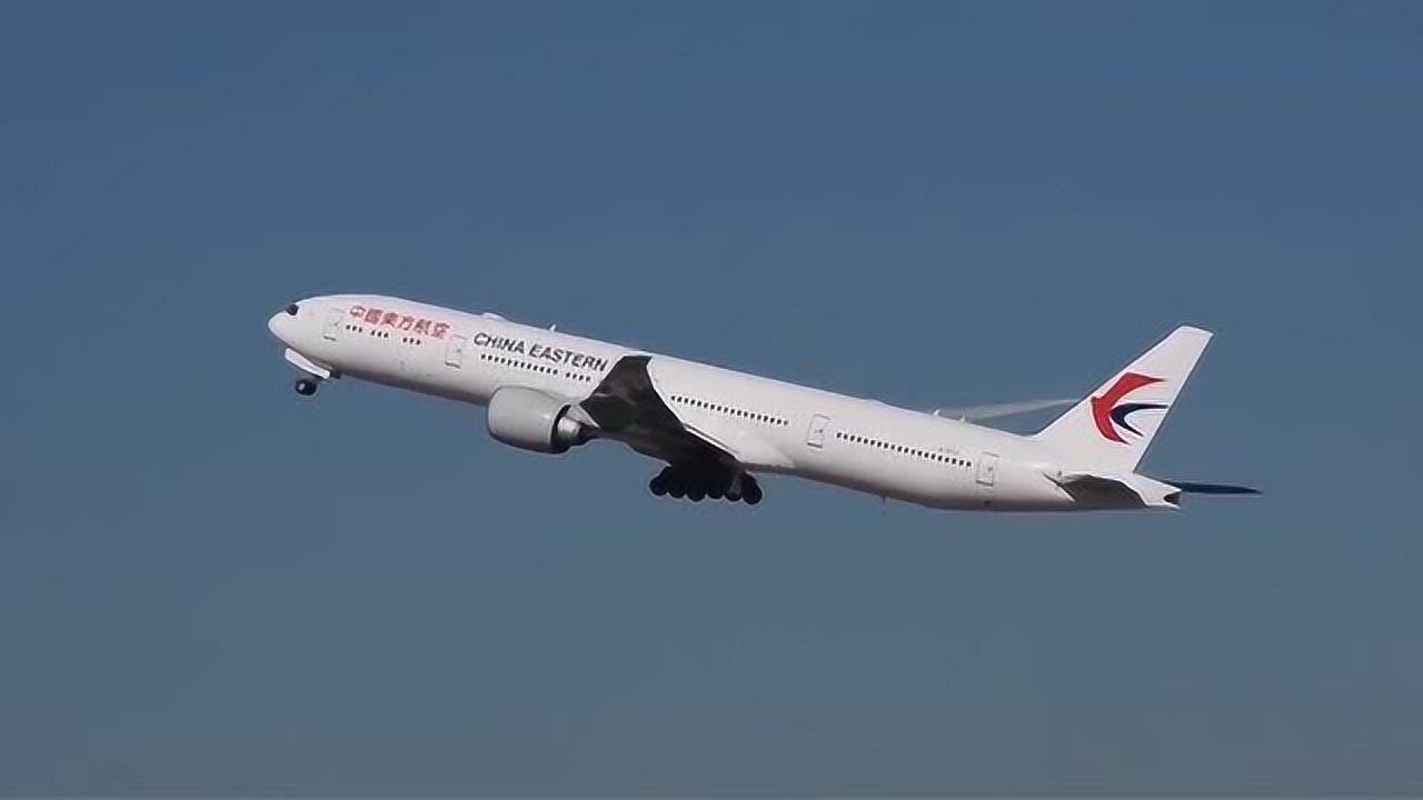 中国东方航空波音777300er客机洛杉矶机场起飞了