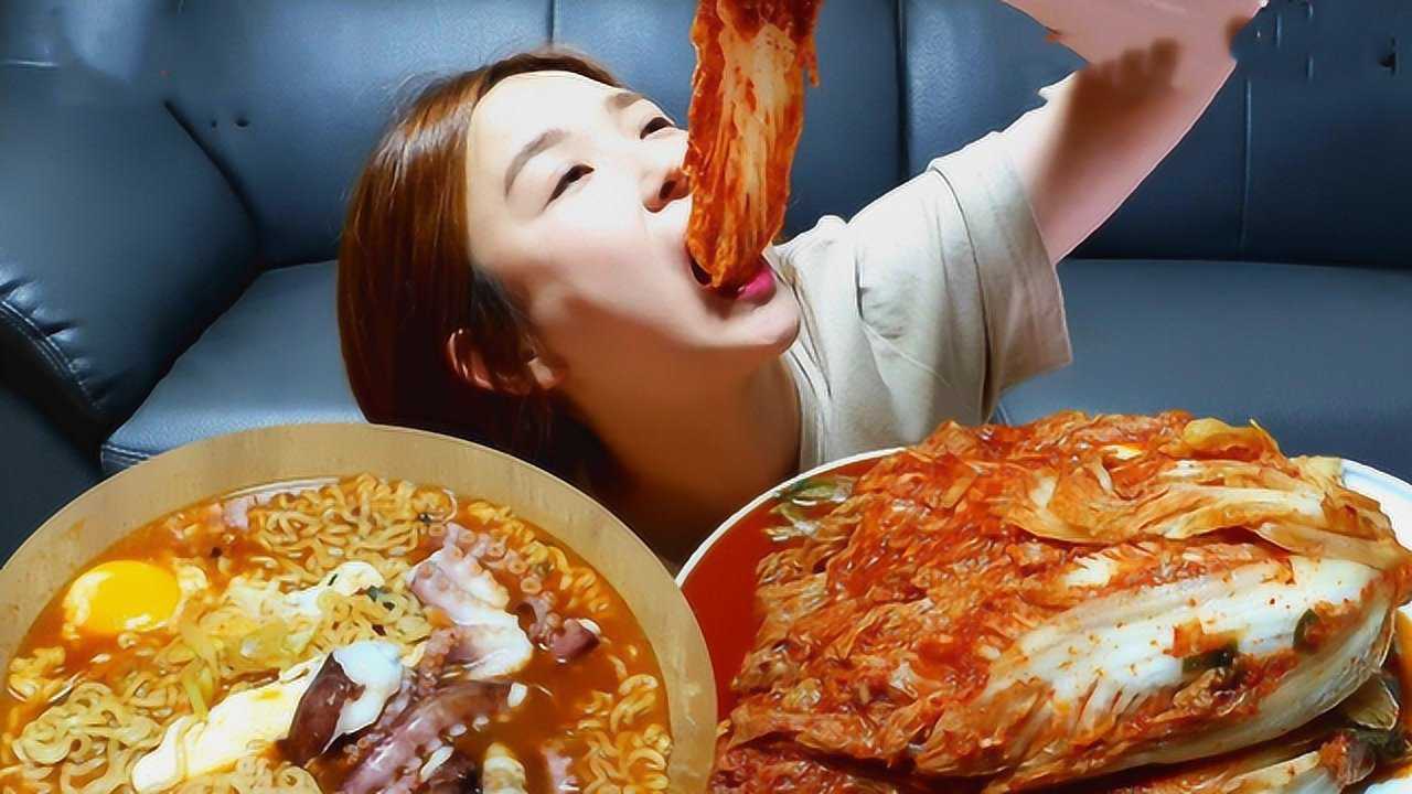 美女吃一碗泡面配三颗泡菜,大口吃菜的声音真清脆,听得人肚子饿