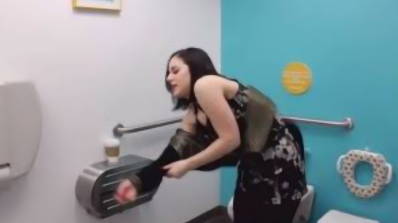 女生穿“连体裤”上厕所该怎么办？说出来怕你不敢相信！_高清