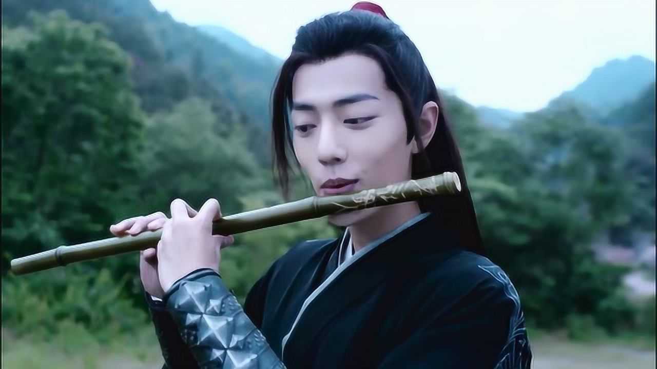 《陈情令》魏婴吹笛子,选曲够走心的,听众时不时回头看!