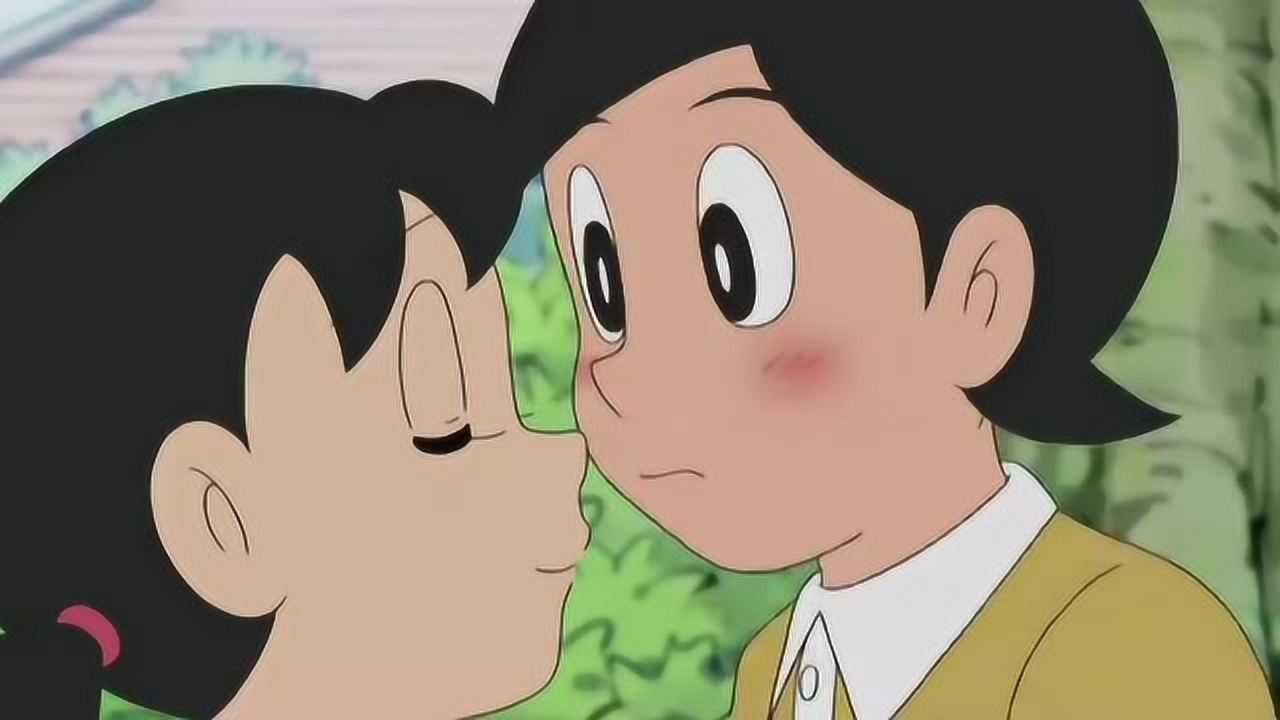 哆啦a梦:大雄看到出木杉帮静香拿掉树叶,虚惊一场.