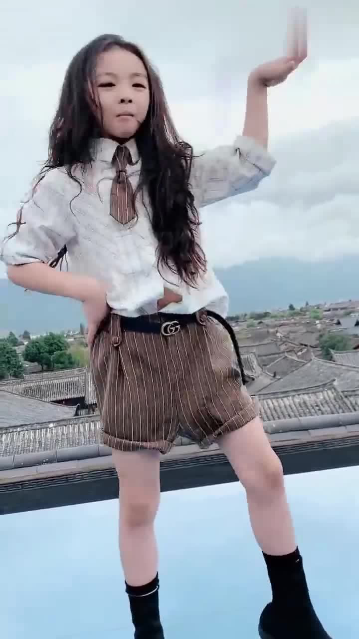 这就是童模焱娃娃最真实的模样7岁的年纪简直太成熟了