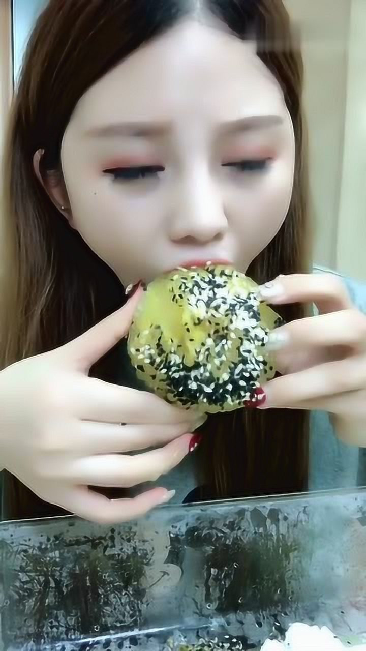 萌妹子吃冰,这吃相真好看,网友:好漂亮的小姐姐