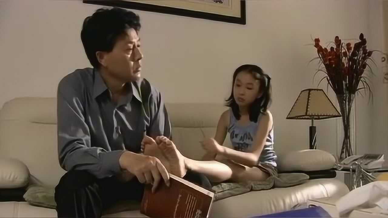 妈妈不在家，女儿和爸爸在家玩游戏，父女关系真亲密！_腾讯视频