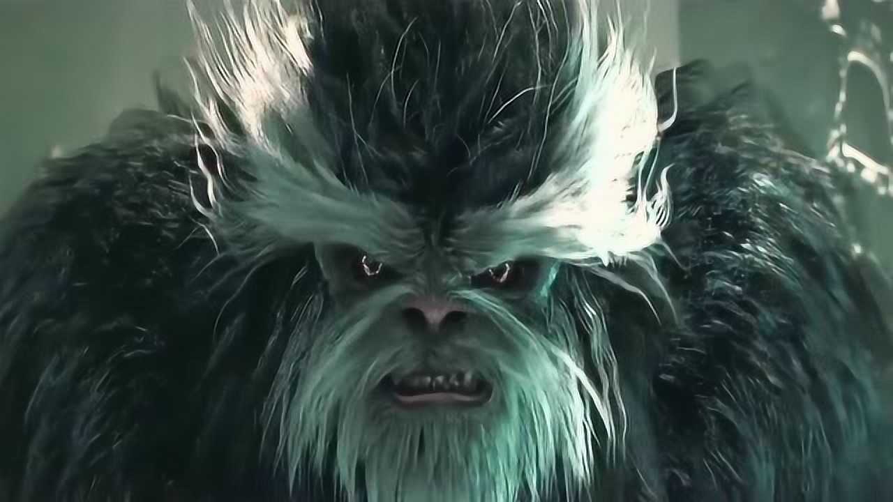 武林怪兽大猴子抓着太监打着玩周冬雨他们就在旁边看戏