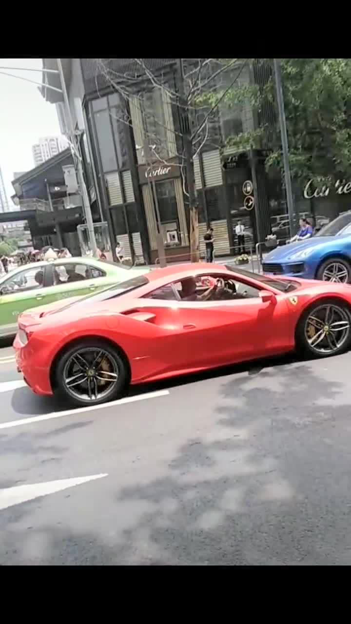 法拉利488带小弟出来炸街太炫酷了路人都看呆了
