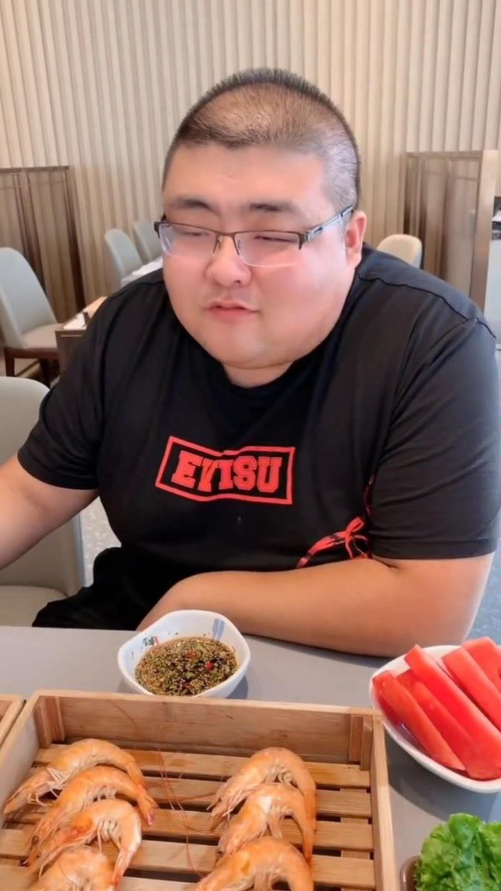 大胃王猪小妹竟然请泡泡龙吃自助餐龙啊你还是太年轻啊