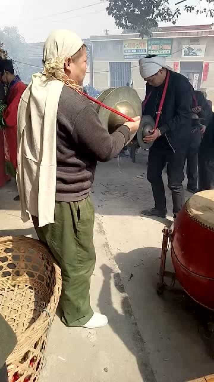 实拍农村办丧事场景敲锣打鼓很热闹