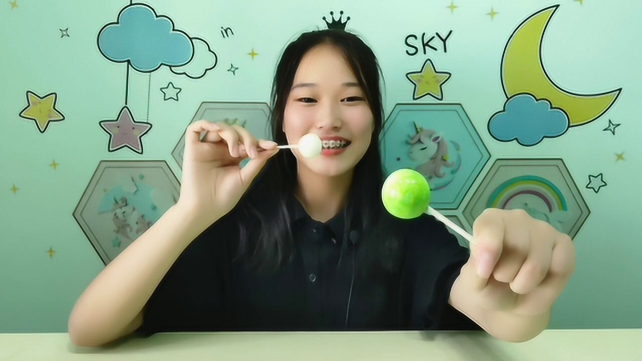 牙妹试吃舔不完的棒棒糖超硬磕到牙疼香甜美味吃得爽