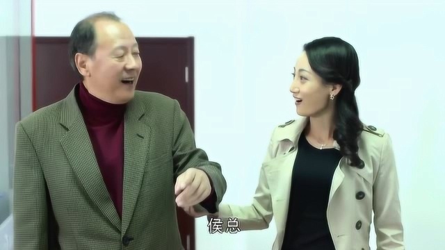 老头爬五楼气踹吁吁,人老心不老,美女:老当益壮!