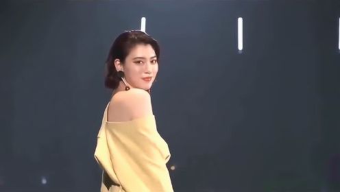 周杰伦MV女主三吉彩花走秀视频混剪 令人一眼难忘！