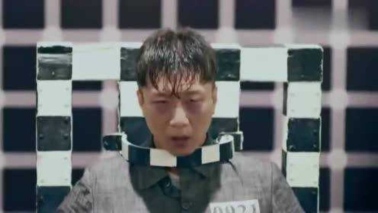 影视:监狱新来小伙被百般折磨,谁知小伙的一番话,狱长不淡定了_腾讯视频