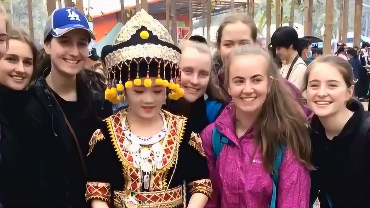 老挝女儿国的相亲大会,见到很多外国小姐姐,大家觉得怎么样?