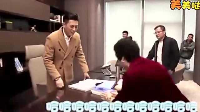 靳东不愧是剧组活宝,真是“靳四岁”,一个举动导演都笑了