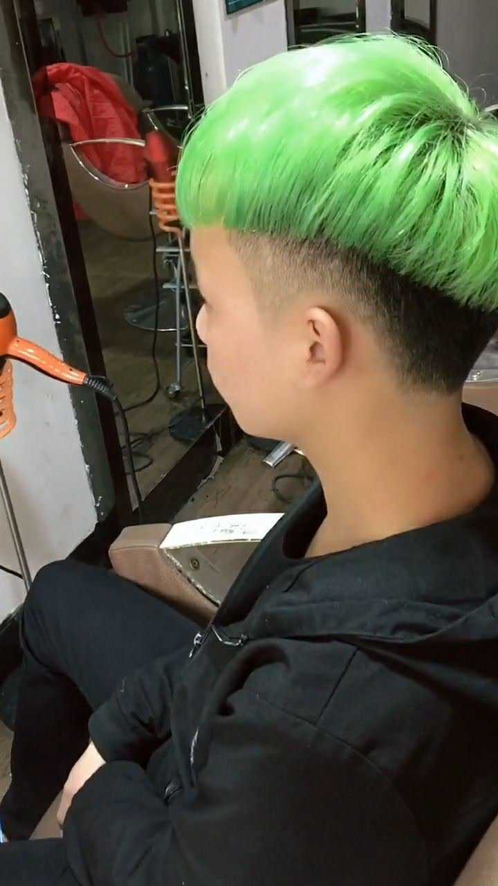 这个绿颜色的头发真的是太拉风了,非常好看哦