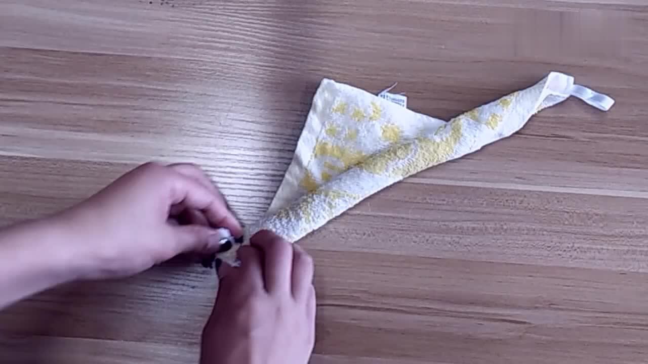 方形毛巾折出好看玫瑰花的方法快折一个哄女神开心吧