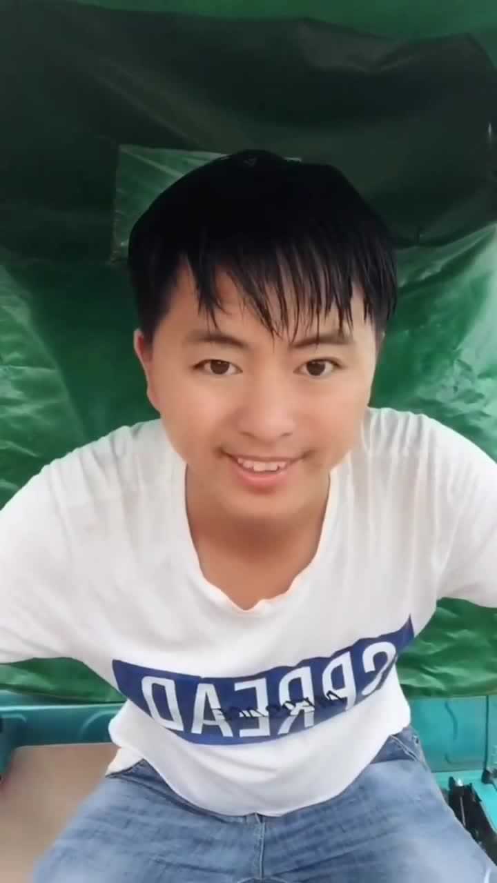 最近油头男火了,农村小伙开启创业之路,越努力越幸运