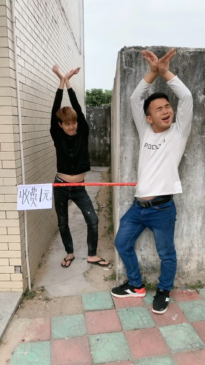 精神小伙路难走必须学会摇花手