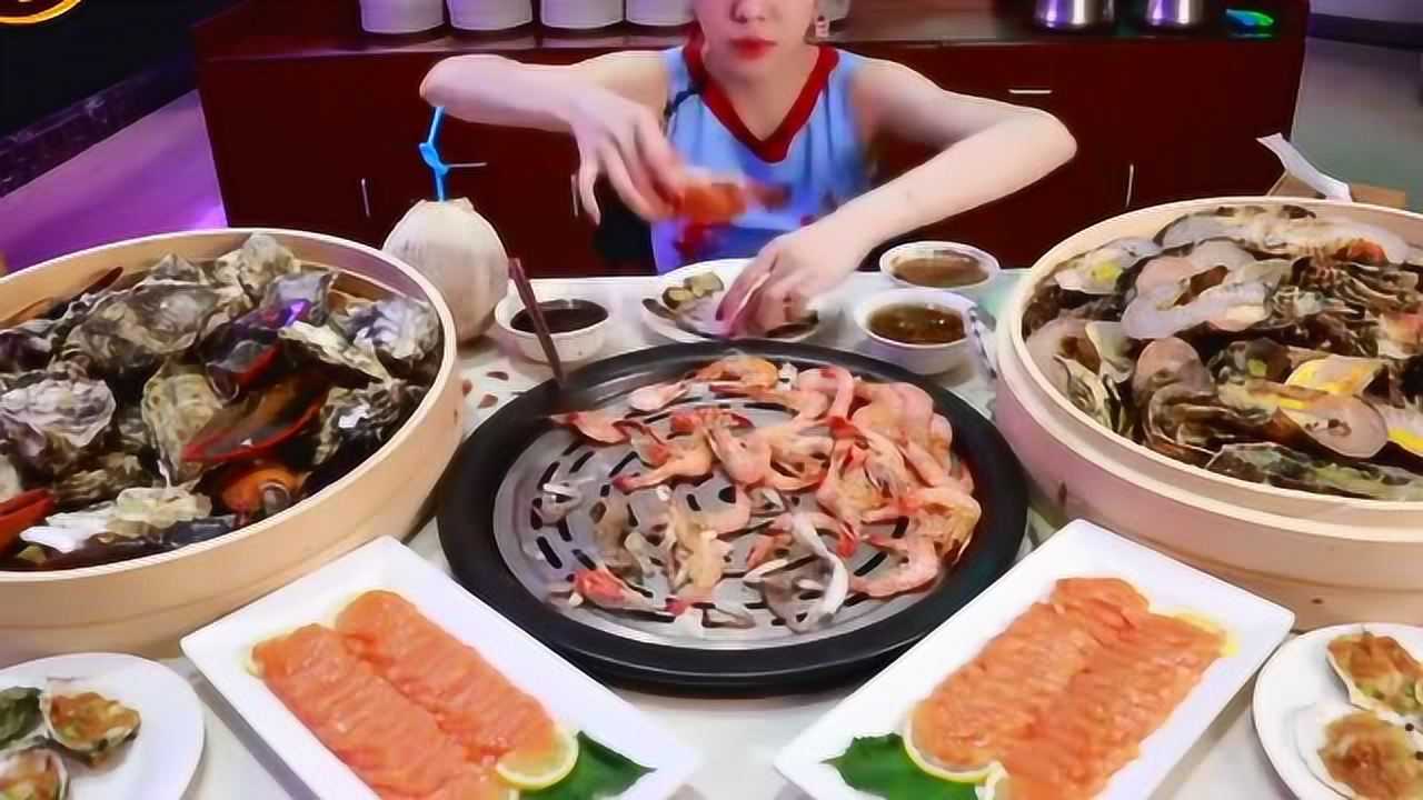 大胃王mini吃海鲜自助餐全部先拿一点来垫垫肚子