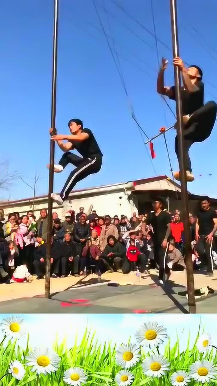 杂技团小伙的爬杆表演,这技术真牛呀