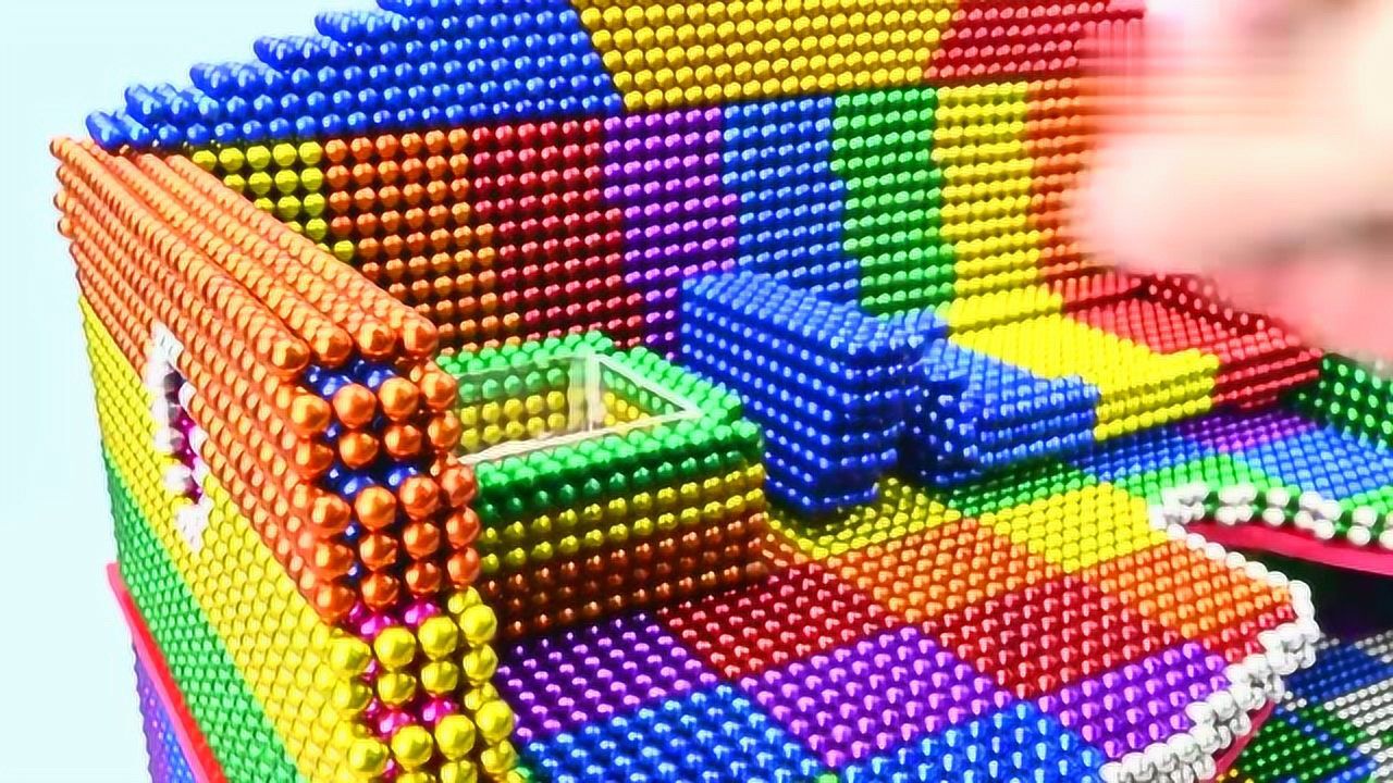 小伙子爱心泛滥攒了两个月的工资买来巴克球给小仓鼠建了一个温馨小窝