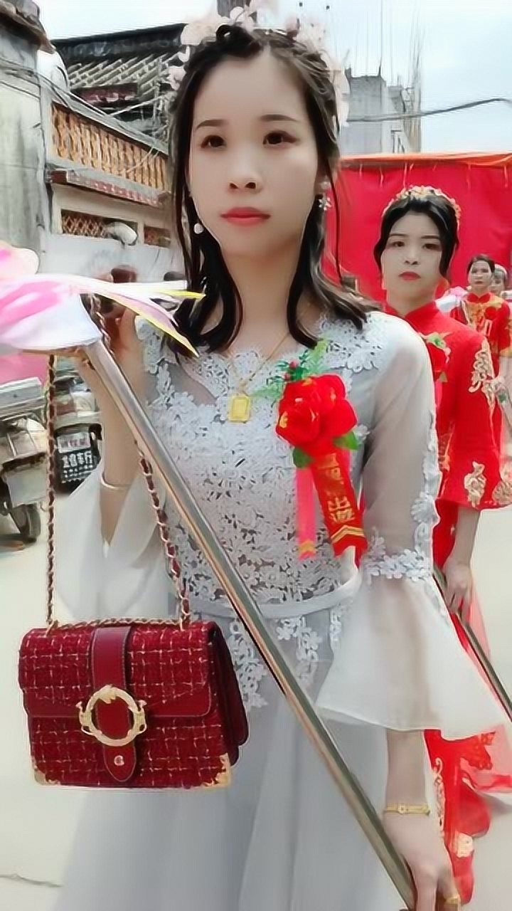 潮汕带头扛旗美女看到她的那一刻我就已经怦然心动了