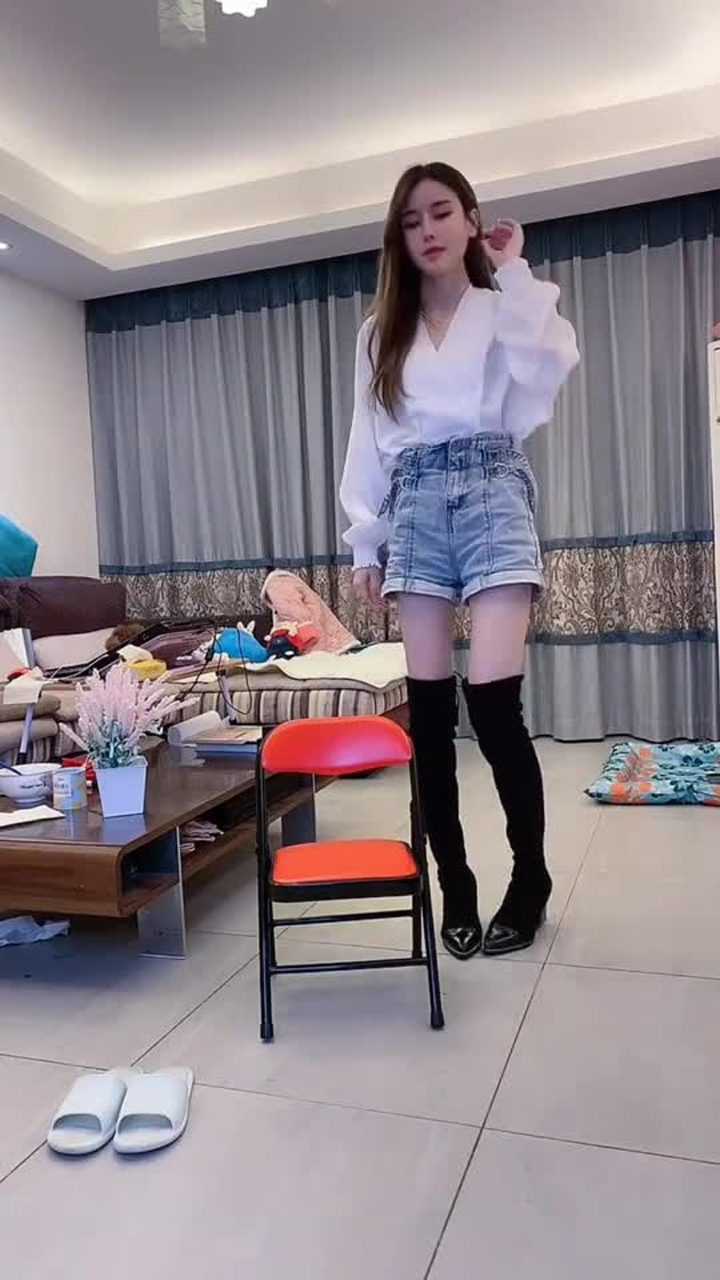 这个方法穿靴子特别方便,唯一一点不好的就是容易脚臭