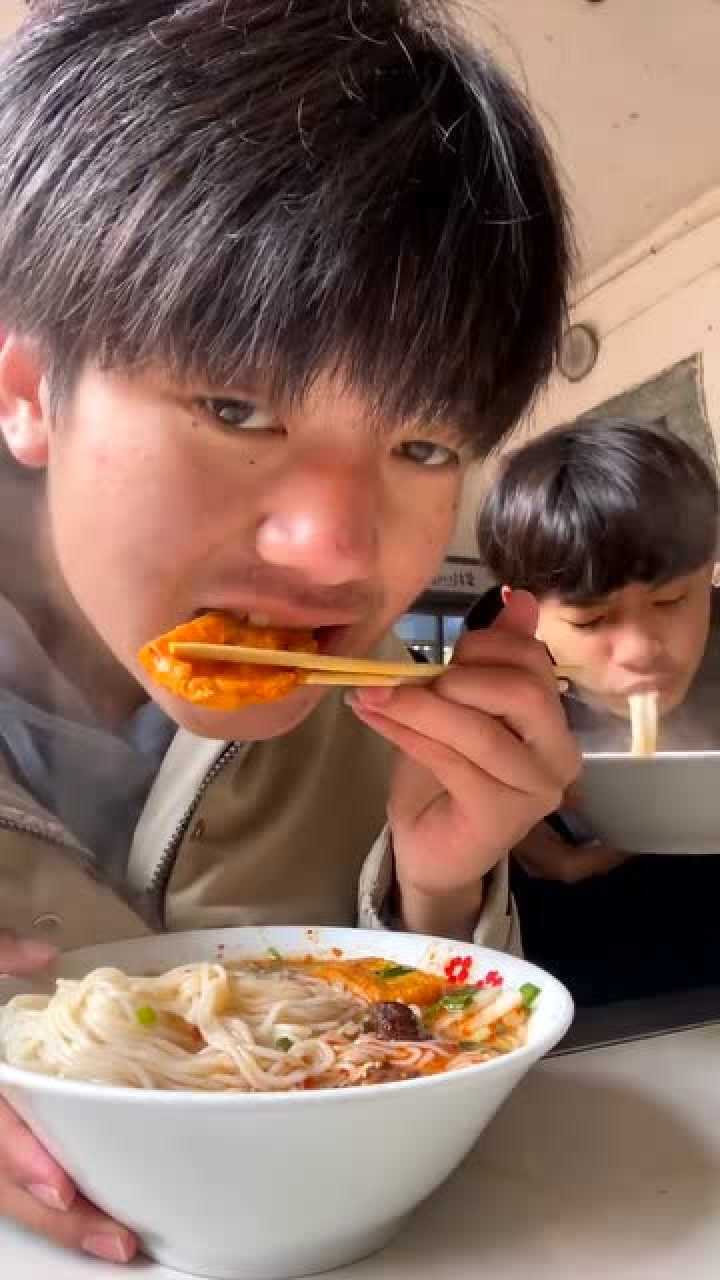 精神小伙早餐到镇上吃粉