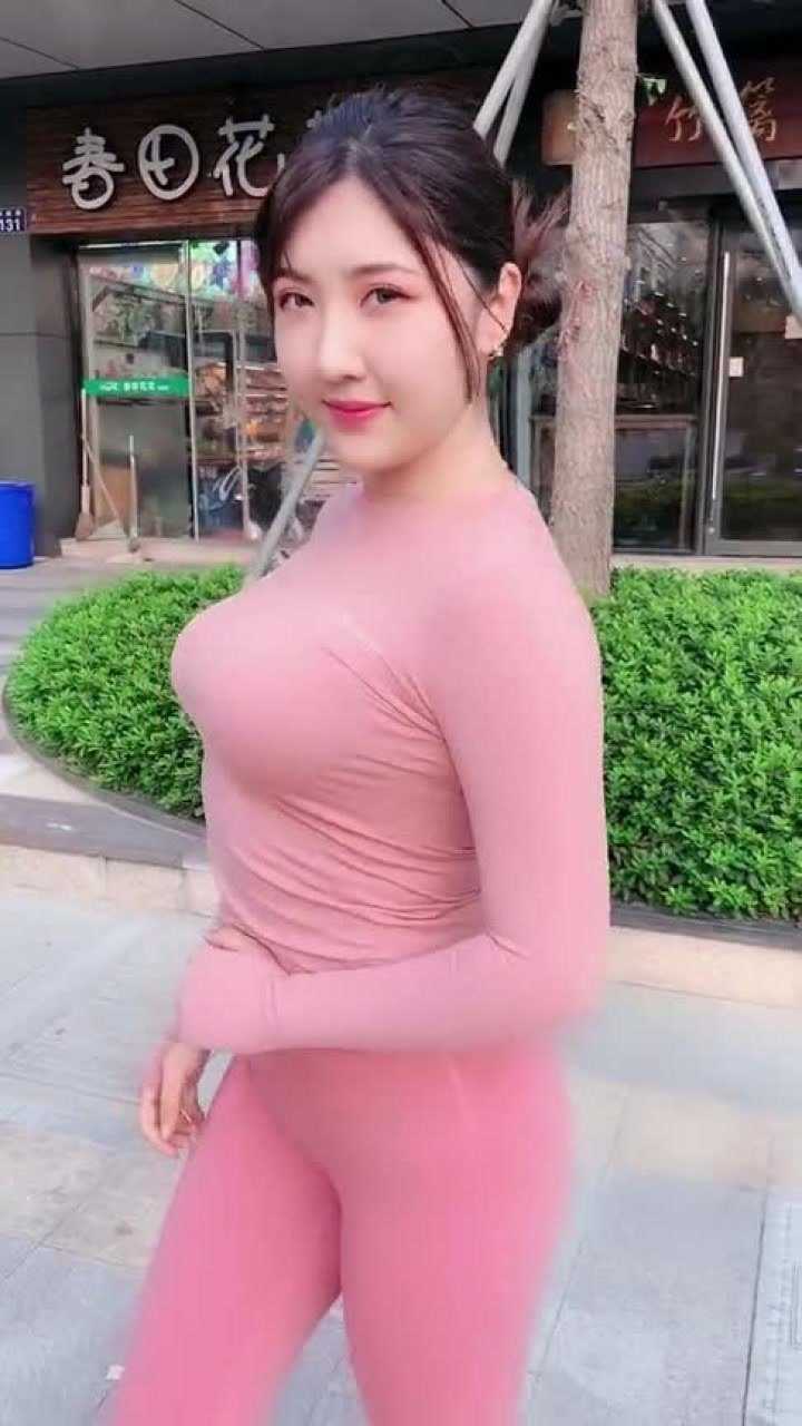 丰满微胖女人穿紧身衣秀身材_腾讯视频