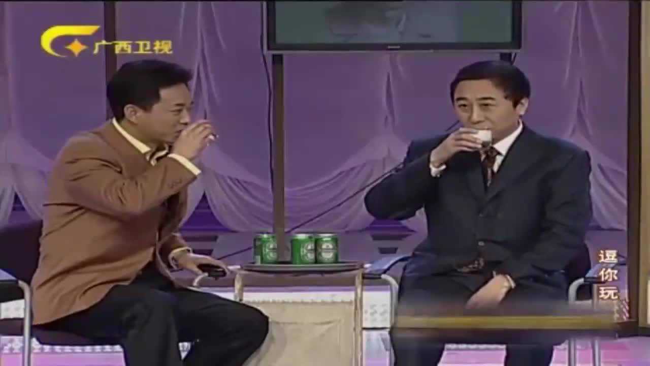 冯巩朱军爆笑小品台上采访冯巩还逼其喝酒全程都是笑点