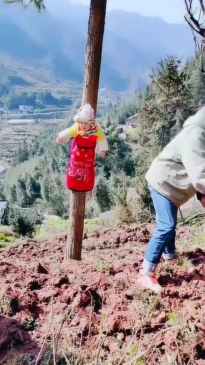 农村妇女种地带娃两不误还能把孩子逗的一直乐