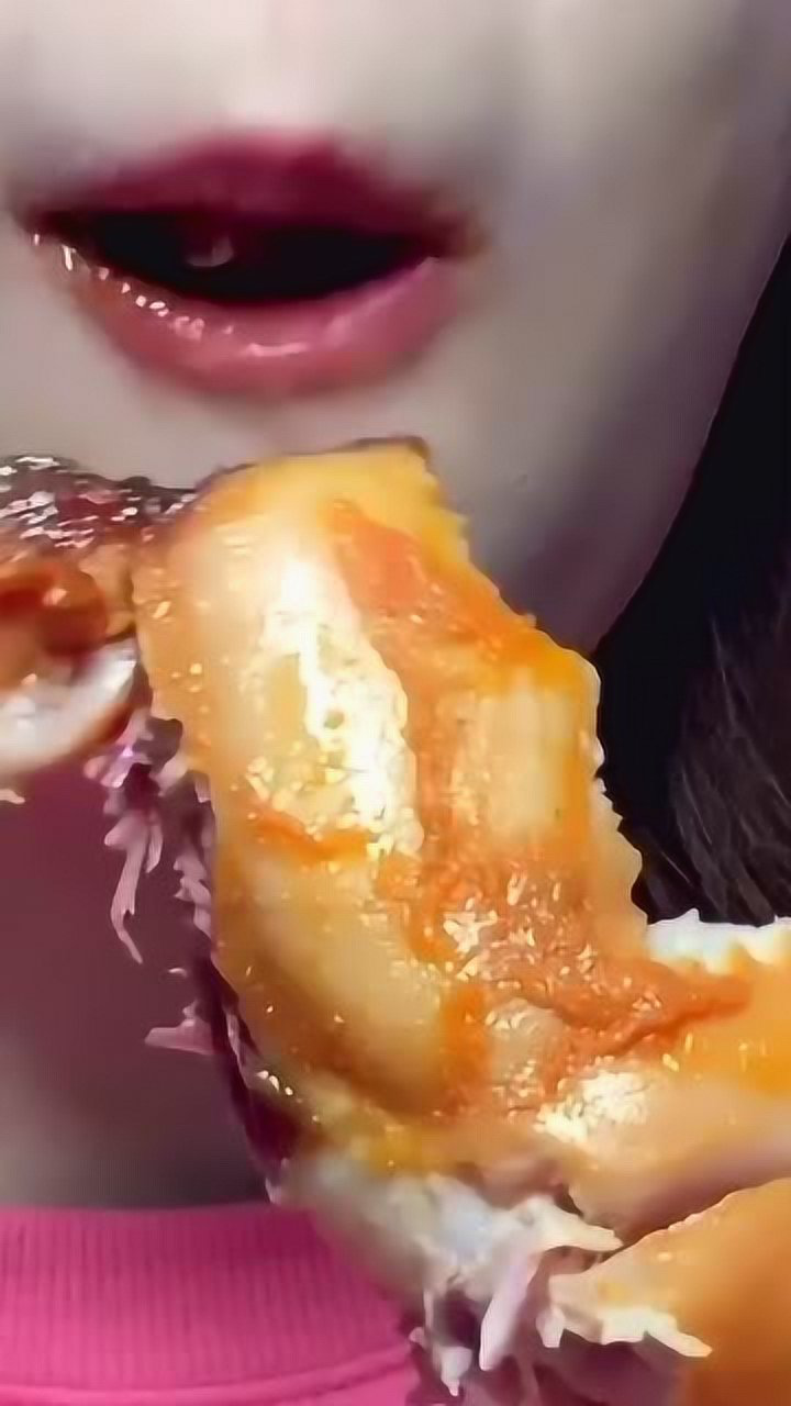 这个小嘴吃东西的样子,太可爱了,还有那双下巴!