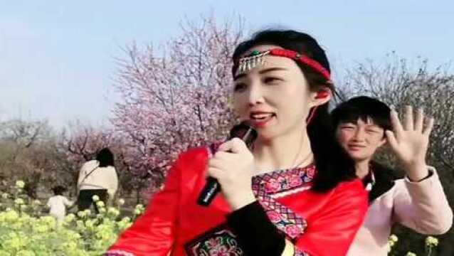 大美女唱的真好听啊,景色又那么漂亮,歌声甜美