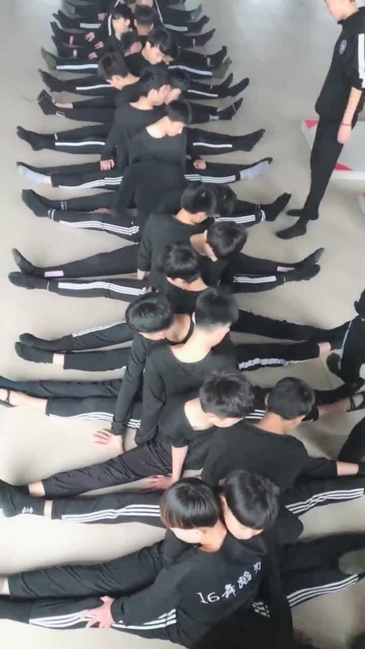 班里的男孩子不听话舞蹈老师就这样惩罚他们看谁还不好好练习